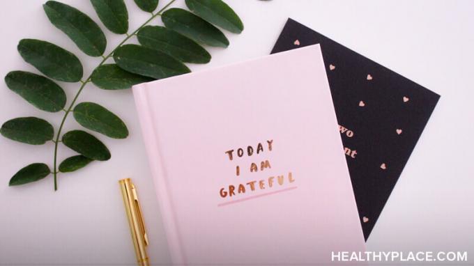 Positiivisuuspäiväkirjan pitäminen on tapa, joka voi muuttaa elämääsi, joten miksi enempää meistä tee sitä? Selvitä miksi HealthyPlace-sivustossa. 