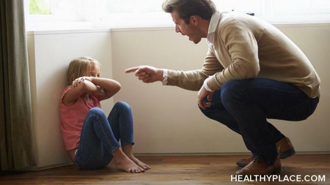 Vanhempien menestyminen monimutkaisella PTSD: llä ollessaan voi olla haastavaa, mutta ei mahdotonta. Opi olemaan paras vanhempi, jonka voit olla HealthyPlacessa.