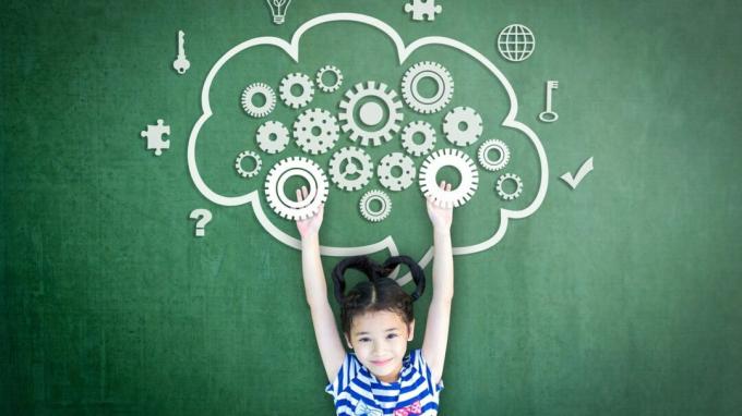Koulutytön lapsiopiskelija, jolla on pilvipalvelumieli, älykäs aivojen mielikuvitus piirrä liitutaululle tieteelliseen teknologiakoulutukseen, lasten psykologiaan ja mielenterveystietoisuuden käsitteeseen