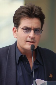 Charlie Sheen kouluttaa ihmisiä HIV: stä, mutta hänen tulisi myös ottaa vastuu ja pyytää anteeksi huumeiden käytön edistämisestä ja AA: n halventamisesta. Miksi? Lue tämä.