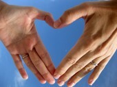 Leon Brocardin valokuva kahdesta sydämen muodostavasta kädestä symboloi rakkautta.