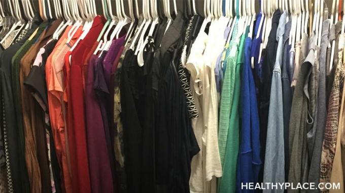 Vaatteiden ostaminen ADHD: n kanssa voi olla erityisen haastavaa. Opi, miksi vaatteiden ostaminen ADHD: n kanssa on vaikeaa ja mitä voit tehdä auttaaksesi.